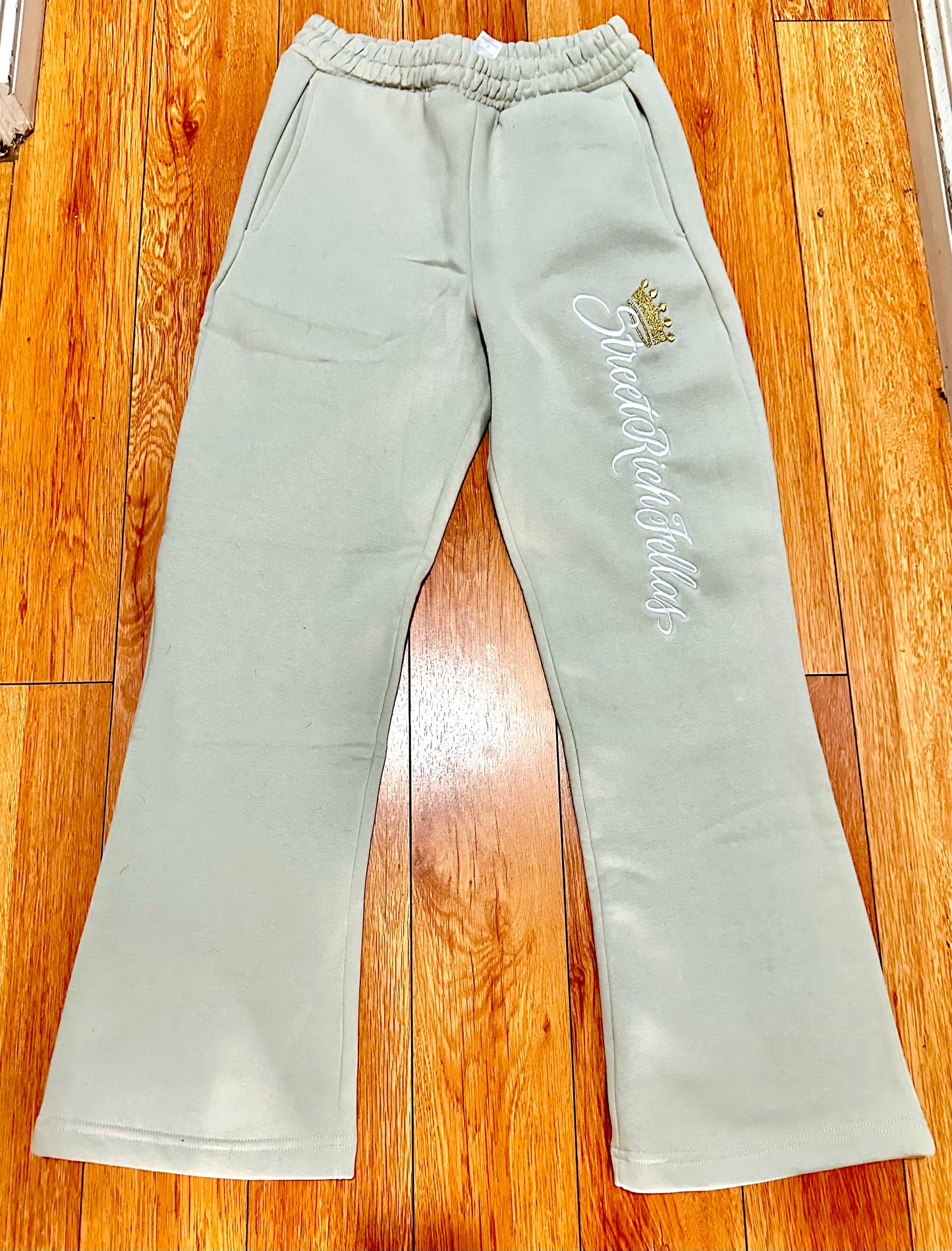 Embroidered Bottom Flare sweats 🔥